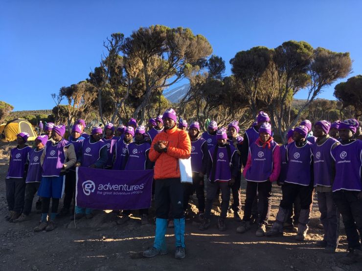 Het team met alle dragers dat ons begeleidde op de Kilimanjaro
