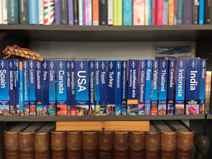Boekenkast met lonely planets