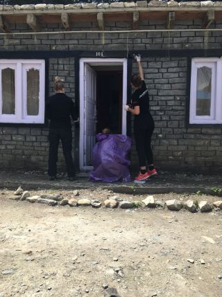 vrijwilligers in tibetaans vluchtelingenkamp